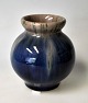 Michael 
Andersen & Son 
vase, 20th 
century 
Bornholm, 
Denmark. Bluish 
glaze. Stamped. 
H .: 9 cm.