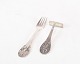 Children's fork 
and pusher for 
food in 
hallmarked 
silver.
fork sold 
14 and 10 cm.
