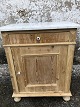 Washbasin 
cabinet in 
deacidified 
pine with 
marble top.
Some 
age-related 
traces of use. 
...