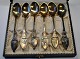Collection of 6 
teaspoons in 
silver, 20th 
century 
Denmark. In 
original box. 
With motifs 
from ...