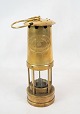 E Thomas and 
Williams ltd. 
cambrian 
lantern oil 
lamp in brass 
from the 1960s. 

20 x 7 cm.