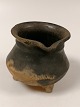 Black clay 
18-hour-three-
legged jug 
Height 10cm 
Diameter 
9cm.Front with 
reversible 
traces of use