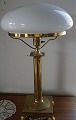 Desk lamp or 
table lamofin 
brass from the 
1930s with 
milky white 
glass screen on 
a square foot 
...