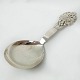 Server of other 
pattern in 
hallmarked 
silver.
24 cm.