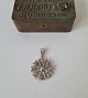 Filigree 
flowers pendant 
in silver.
Stamped 830s
Diameter 26 
mm.