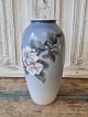 Royal 
Copenhagen vase 
decorated with 
apple branch 
No. 2629/2129, 
Factory frist
Height 28 cm.