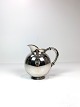 Water jug of 
hallmarked 
silver 
decorated with 
ebony. 
13.5 x 14 x 12 
cm.
