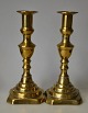 A pair of 
English brass 
candlesticks, 
19th century 8 
angular foot 
and profiled 
trunk. H .: 
17.5 cm.