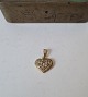 Heart pendant 
in 8 kt gold 
with numerous 
zircons 
Stamped: 333 - 
FZ
Dimensions 1.5 
x 2 cm.