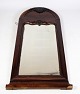 The antique 
Christian VIII 
mahogany mirror 
from the 1860s 
is an 
enchanting 
piece of 
furniture ...