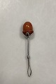 Cigarette 
holder in 
silver with 
amber pearl. In 
good condition. 
L. 9.5 cm (3.74 
inches)
