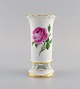 Meissen Pink 
Rose vase in 
hand-painted 
porcelain with 
gold edges. 
Early 20th 
century.
Measures: ...