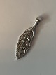 Pendant Feather 
in Silver
Stamped 925 p
Height 38.93 
mm approx
Nice and well 
maintained 
condition