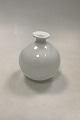 Holmegaard 
Carnaby Ball 
Vase Modern in 
White
Measures 
13,5cm / 5.31 
inch