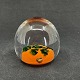 Height 6 cm.
Signed 
Orrefors 
4208-110.
Fine 
paperweight 
with inlaid 
motif in orange 
and ...