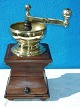 Large coffee 
mill. Height 34 
cm. B 16,5 cm. 
x 16,5 cm. Well 
functioning.