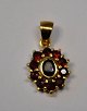 Garnet pendant 
in gilded 
sterling 
silver, 20th 
century. 
Stamped. H.: 
2.2, cm.