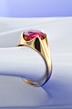 Gold ring with 
cut red stone. 
Ring size 53.5 
= 17.2 mm. 
Stamped 585 HJ. 
Fine condition.