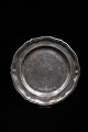 Decorative 
antique 1700s 
pewter dish 
with wavy edge 
and a very fine 
patina. Dia. 
37cm.