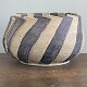 Large bowl of 
stoneware with 
white and 
purple braid in 
the background. 
Signed. H. 15.5 
cm. Ø 26 cm.