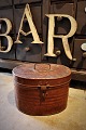 Old oval metal 
box with old 
original 
painting and 
fine patina. 
H:22,5cm. 
34x27cm. Super 
fine ...