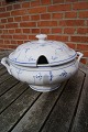 Villeroy & 
Boch, Germany 
porcelain and 
faience. 
Nice and 
well-kept 
tureen with lid 
and 2 ...