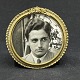 Diameter 9.5 
cm.
The image can 
measure 7.5 cm.
Finely 
decorated 
picture frame 
in brass with 
...