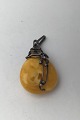 Sterling Silver 
Pendant with 
Amber Measures 
5.7 cm (2.24 
inch) Weight 
10.3 gr (0.36 
oz)
