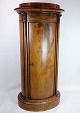 Oval pedestal 
cabinet 
decorated with 
mahogany 
carvings from 
around the 
1820s.
Measurements 
in ...