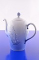 Bing & Grondahl 
porcelain, 
"Convalla" 
coffee pot no. 
301. Height 
25cm. Volume 
1500 cl. 2. ...