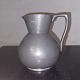 Jug in pewter 
from Hans Peter 
Hertz (Mogens 
Ballin's ext.). 
Blemish/dent on 
the front (see 
...