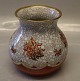 097-349 DJ Vase 
red flowers 
grey and gold 
14 x 14 cm  
Dahl Jensen 
Marked with the 
Royal Crown ...