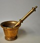 Brass mortar 
with pestle, 
18th century 
Denmark. Mortar 
height.: 9 cm. 
Pistil length: 
24 cm.