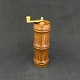 Height 16 cm. 
above the 
handle.
Solidly turned 
teak pepper 
grinder with 
brass handle.
It is ...