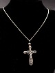 Cross with 
filigree 4.2 x 
2.6 cm. and 
chain 39 cm. 
830 same 
subject no. 
578424