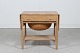 Hans J. Wegner 
(1914-2007)
Sewing Table 
AT 33
made of solid 
oak with soap 
...