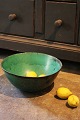 Svend 
Hammershøj 
glaseret 
keramik skål 
fra Kähler i 
turkis og sort 
glasur. H: 
13cm. Dia.: 
29cm. ...