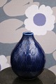 Fin , lille 
keramikvase fra 
Aluminia - 
Marselis i 
mørkblå glasur. 

Dekorationsnummer: 
2633. H: ...