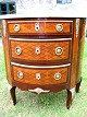 A 
walnut/rosewood 
commode with 
intarsia and 
bronce from 
start 20th 
century H.85 
W.85 D.43cm.
