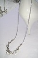 Beautiful 
necklace with 
crystal stones. 
Length approx. 
40,5 cm. 
Complete and 
good condition