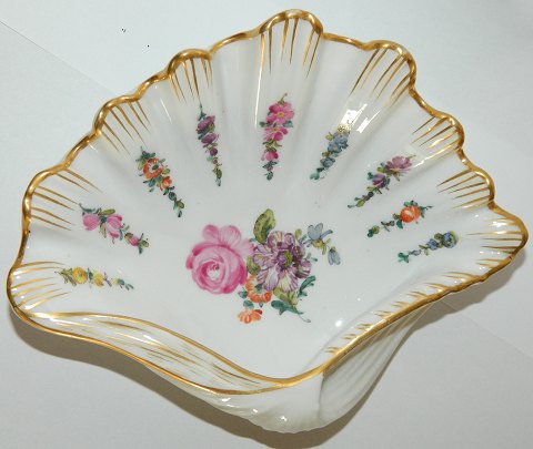 Royal Copenhagen porcelain tray in clam shape in Saxon flower