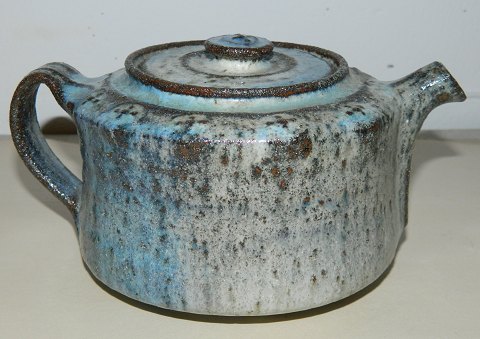 Teapot in ceramics by Gutte Eriksen