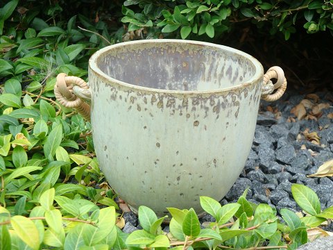 Jar in sand-colored shades with braided handle designed and signed by Arne Bang 
No. 15. 
Height 13 cm 14 m dia. 
5000 m2
showroom.