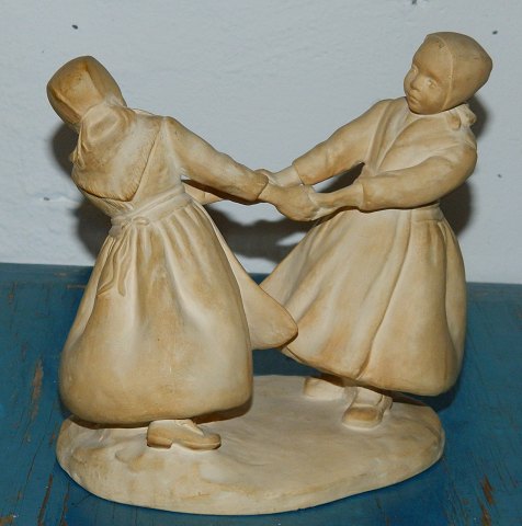 Figures of dancing girls from P. Ipsen