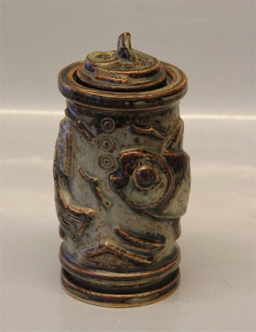 Kongelig Dansk Stentøj 20101 Kgl. Vase med låg 17 cm, fisk i relief, Jais 
Nielsen, nov 1925
