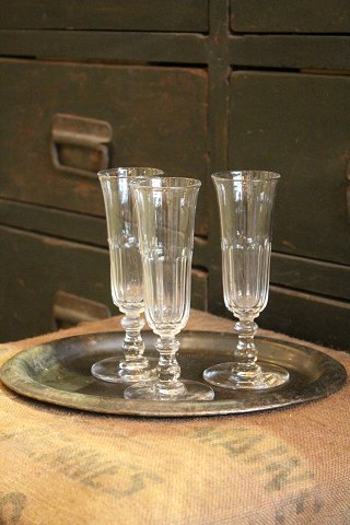 Gamle Fransk champagne glas i krystal.
Højde:17cm. dia.:5,5cm. 
(1 stk. haves)