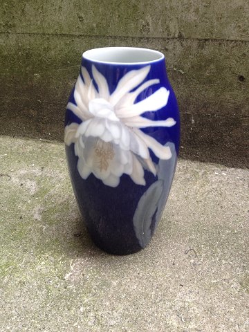 B&G vase in porcelain