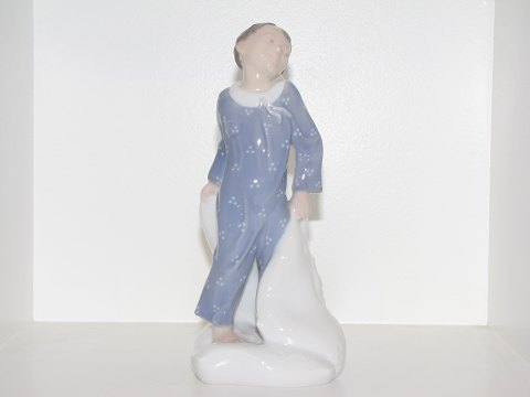 Sjælden Royal Copenhagen figur
Dreng i nattøj med puder