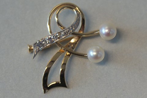 Brooch with Brilliant and pearls, 14 carat