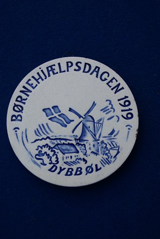 Children's Help Day's plates in faience. Year 1919 with Dybböl Mill